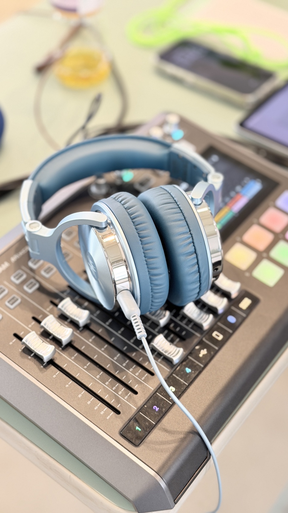 福岡テンジン大学で公開収録を行った福岡を元気にするラジオの音響機材とヘッドホン